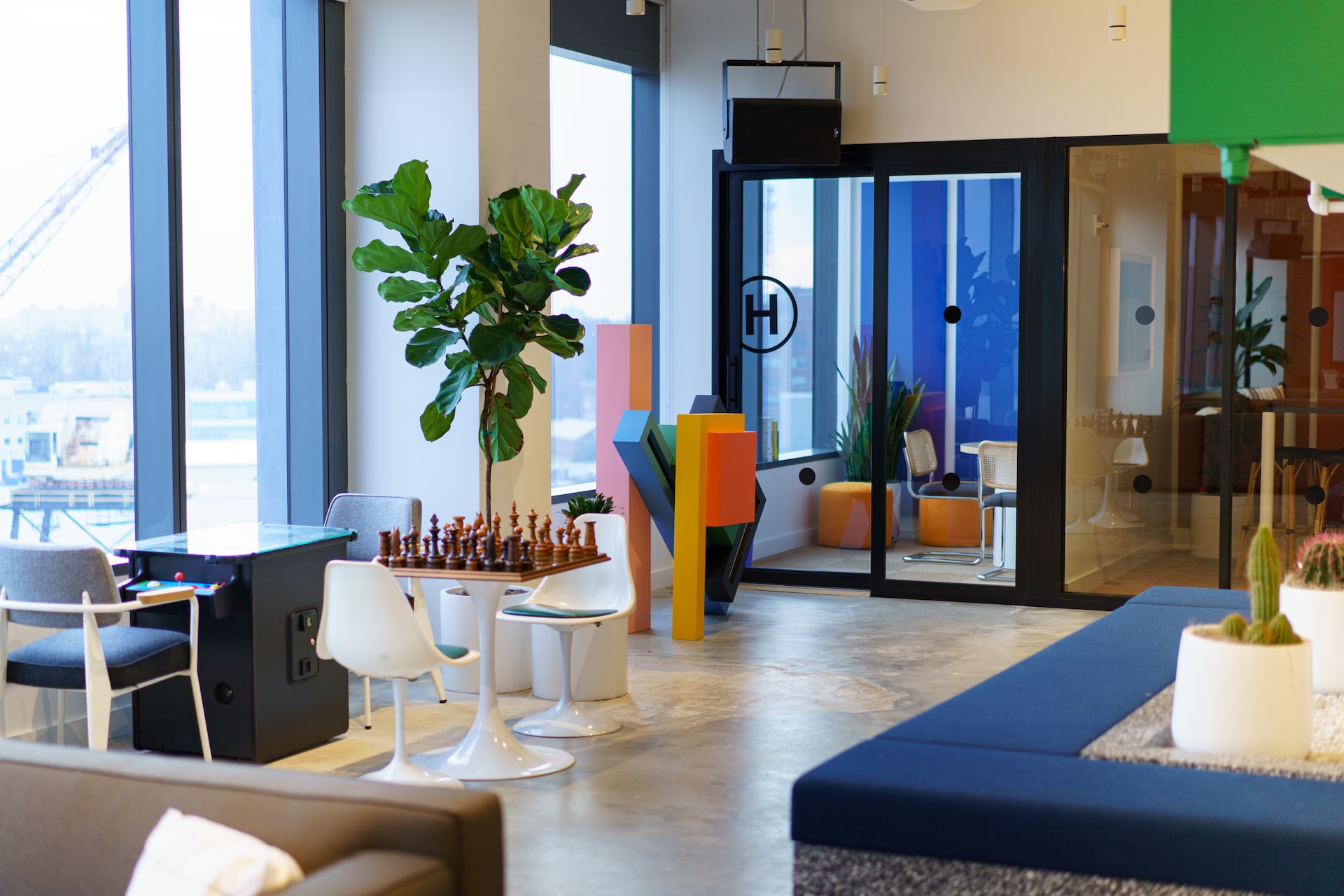 <strong>OFICINAS HÍBRIDAS Y ADAPTABLES, LA NUEVA ERA CORPORATIVA.</strong> LEVEL_Corporativos